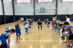  如何通过篮球夏令营提升个人技术和战术意识？